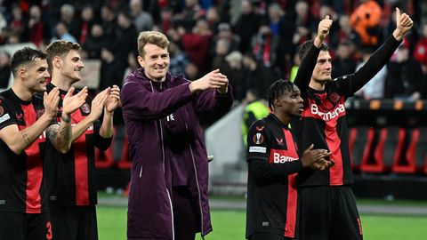 Europa-League-Achtelfinale in der Bay Arena: Leverkusens Spieler bedanken sich nach der Partie bei den Fans