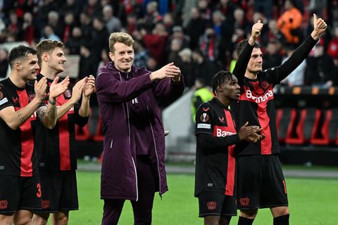 Europa-League-Achtelfinale in der Bay Arena: Leverkusens Spieler bedanken sich nach der Partie bei den Fans