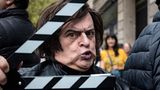 Ein Imitator von Präsident Javier Milei posiert mit einer Film-Klappe