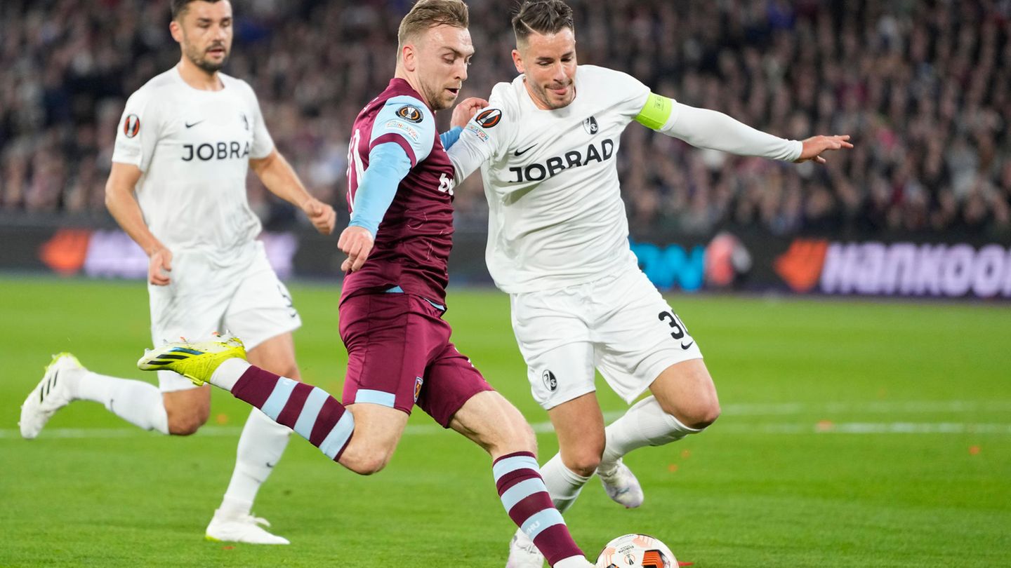 Untergegangen in England: Freiburgs Kapitän Christian Günter (r.) und sein Team haben gegen West Ham United ein Debakel erlebt