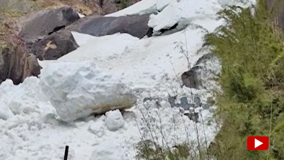 Schreckmoment: XXL-Schneeball zetrümmert Aussichtsplattform – Touristen entkommen nur knapp
