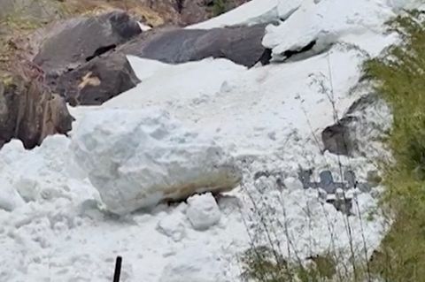Schreckmoment: XXL-Schneeball zetrümmert Aussichtsplattform – Touristen entkommen nur knapp