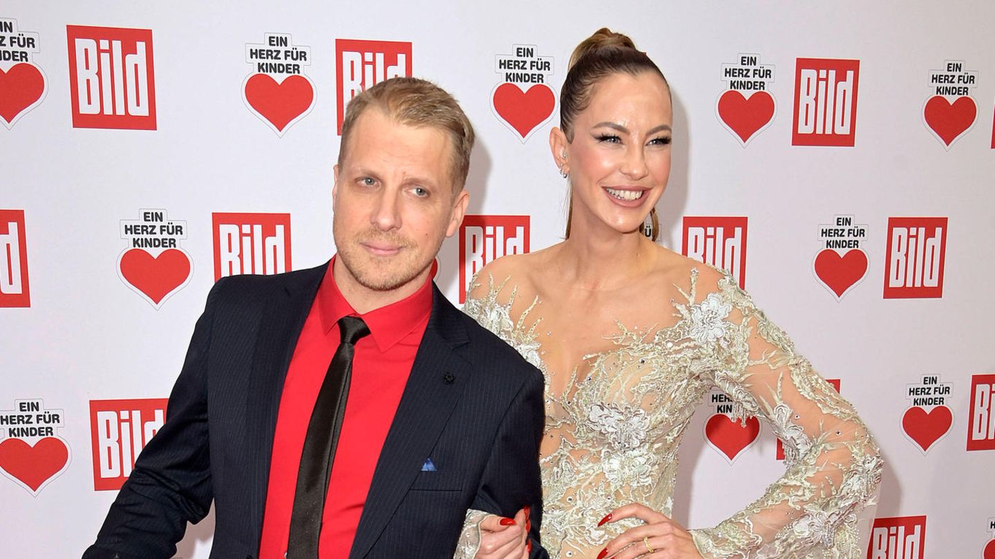 Oliver Pocher gives Sandy Meyer-Wölden a very special loving gift