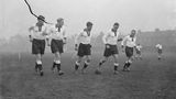 Klassisch schwarz-weiß war das Trikot der Deutschen Nationalmannschaft schon immer. Zur WM 1934 kam dann ein optisches Highlight dazu: Der tiefe Ausschnitt konnte geschnürt werden. Einige Spieler ließen ihren Brusthaaren aber lieber freien Lauf, wie etwa Karl Hohmann (Mitte) 1935 vor einem Spiel gegen England.