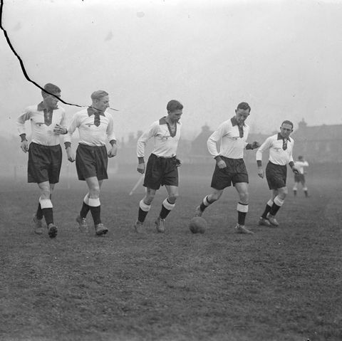 Klassisch schwarz-weiß war das Trikot der Deutschen Nationalmannschaft schon immer. Zur WM 1934 kam dann ein optisches Highlight dazu: Der tiefe Ausschnitt konnte geschnürt werden. Einige Spieler ließen ihren Brusthaaren aber lieber freien Lauf, wie etwa Karl Hohmann (Mitte) 1935 vor einem Spiel gegen England.