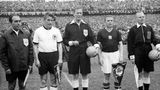 Nach dem Zweiten Weltkrieg wichen die Schnüre einem schlichten schwarzen Kragen mit Knöpfen. Der Nationalmannschaft um Fritz Walter (2.v.l.) scheint das Design gut getan zu haben. Im Finale gegen Ungarn mit Ferenc Puskas (2.v.r.) holte die DFB-Elf 1954 ihren ersten WM-Titel.