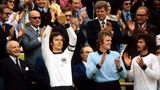 Nach dem ersten WM-Titel änderte sich jahrzehntelang praktisch nichts am Design der DFB-Trikots. Auch beim zweiten Triumph 1974 feierten die Nationalspieler um Franz Beckenbauer (mit Pokal) in schwarz und weiß – einzig der Kragen war noch dezenter geworden.