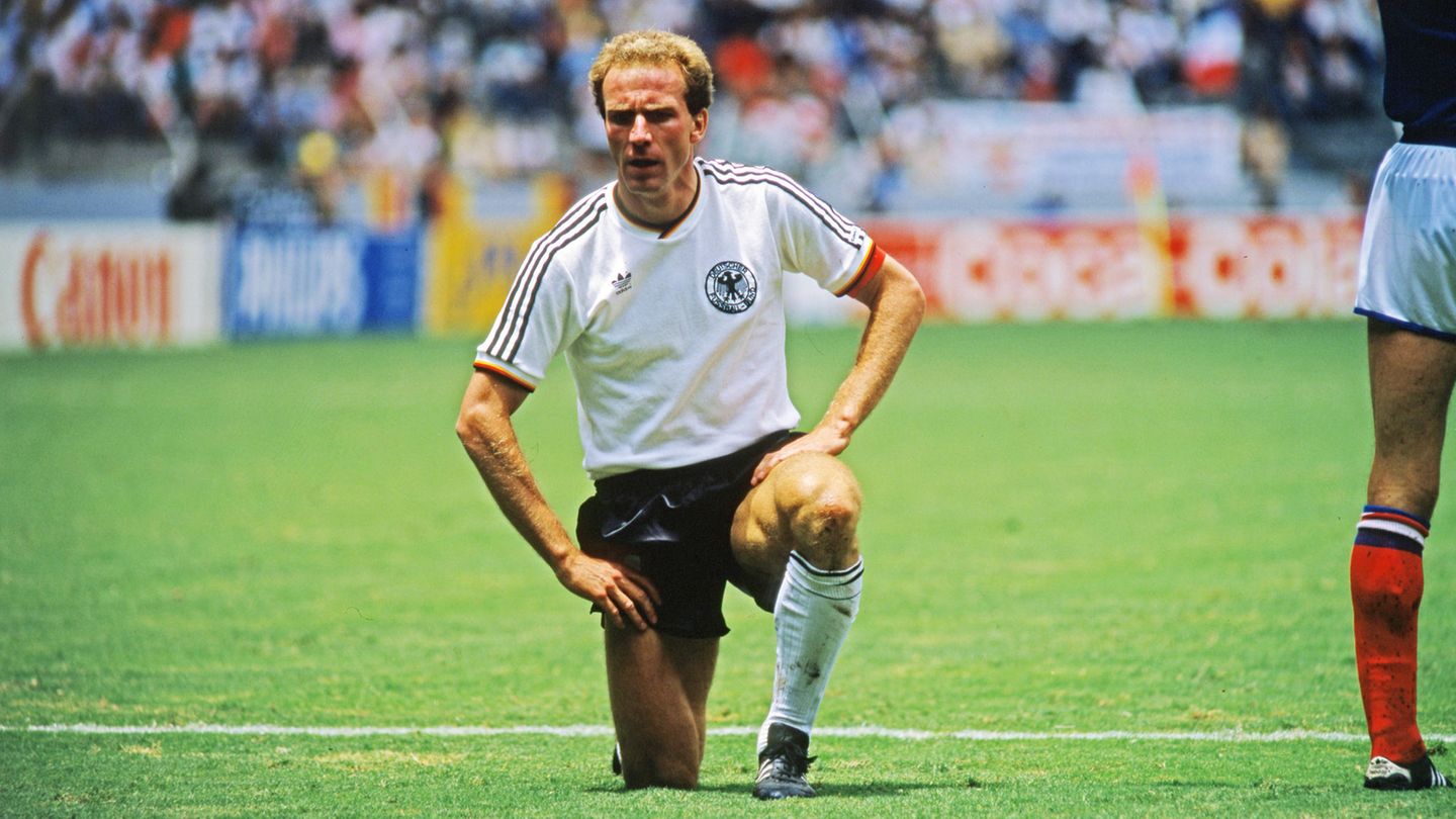 Die Trikots der WM 1986 in Mexiko glichen einem Tabubruch: Erstmals kam Farbe ins Spiel des DFB-Shirts. Schwarz-rot-goldene Elemente zierten den Kragen und die Ärmel von Karl-Heinz Rummenigge und Co. Gebracht hat aber nichts – im Finale musste man sich Argentinien geschlagen geben.