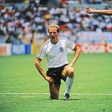 Die Trikots der WM 1986 in Mexiko glichen einem Tabubruch: Erstmals kam Farbe ins Spiel des DFB-Shirts. Schwarz-rot-goldene Elemente zierten den Kragen und die Ärmel von Karl-Heinz Rummenigge und Co. Gebracht hat aber nichts – im Finale musste man sich Argentinien geschlagen geben.