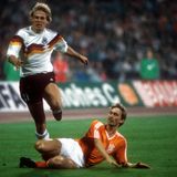 Kaum kamen die ersten Farbtupfer aufs deutsche Trikot, gab es kein Halten mehr: Bei der EM 1988 wurde aus den dezenten schwarz-rot-goldenen Ringen an Kragen und Ärmeln ein alles dominierendes Brustelement. Im Vergleich zu den schlichten Versionen der Vergangenheit wirkte das Shirt wie eine Discokugel. Für Verwirrung sorgte es aber höchstens bei den Fans. Im Halbfinale konnten sich die Niederlande gegen Jürgen Klinsmann und Co. in den bunten Leibchen durchsetzen. 