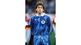 Ob es sein Trikot war, das Eike Immel die Laune verdarb? Bei der EM 1988 waren auch die Torleute der Deutschen Nationalmannschaft nicht von Design-Ausflügen ausgenommen. Zwar war das Leibchen noch immer traditionell blau, aber mit abgesetzten dunkleren Elementen und auffälligem weißen Kragen.