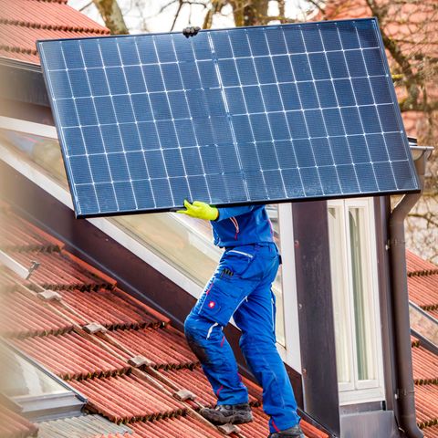 Installation einer Solaranlage auf einem privaten Hausdach in München. Der Ausbau von PV schritt 2023 gut voran, aber noch nicht schnell genug, um die Ausbauziele der Bundesregierung bis 2030 zu schaffen.