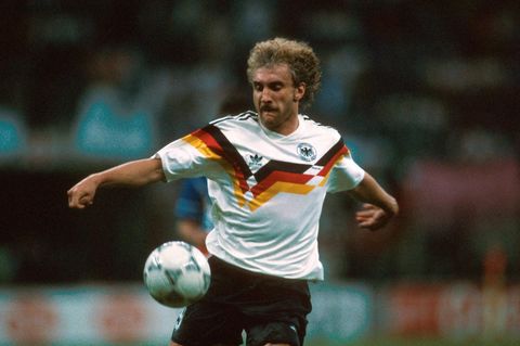 Etwas überraschend blieb das Design der EM 1988 über das Turnier hinaus – vielleicht, um den Spielern nicht noch weitere Design-Experimente aufzubürden. Das Team um Rudi Völler spielte jedenfalls groß auf und holte den dritten Stern für Deutschland.