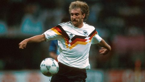 Etwas überraschend blieb das Design der EM 1988 über das Turnier hinaus – vielleicht, um den Spielern nicht noch weitere Design-Experimente aufzubürden. Das Team um Rudi Völler spielte jedenfalls groß auf und holte den dritten Stern für Deutschland.