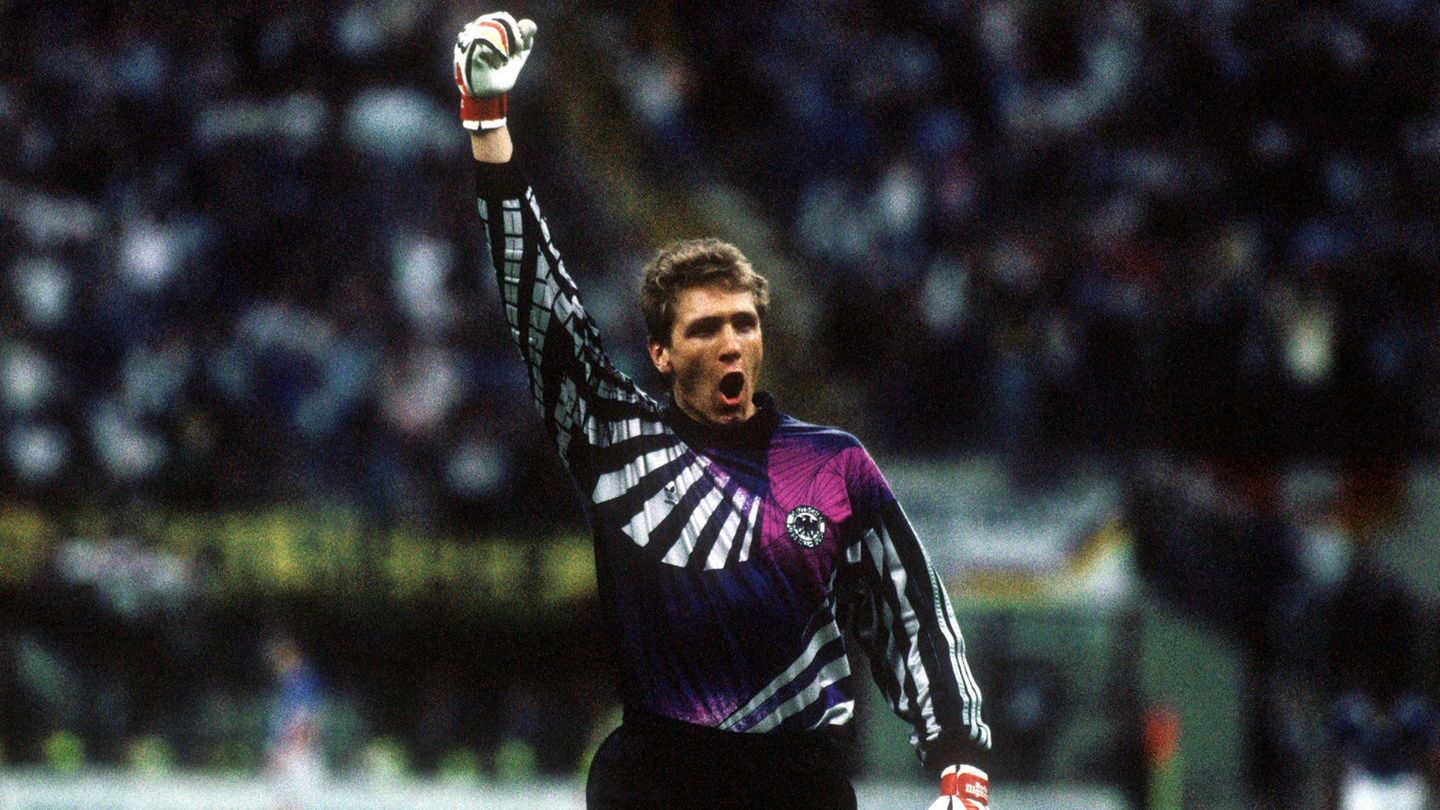 Doch ganz ohne neue Jerseys sollte die Deutsche Nationalmannschaft dann doch nicht Weltmeister werden. Leidtragener war Torwart Bodo Illgner. Der freute sich zwar wie ein Schneekönig über den Titelgewinn, sah dabei aber etwas... verkleidet aus.