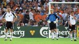 Die EM 2000 sollte die große Abschiedszeremonie für Rekordnationalspieler Lothar Matthäus (r.) werden. Doch die Deutsche Nationalmannschaft schied sang- und klanglos in der Vorrunde als Gruppenletzter aus. Die farbigen Trikots der 90er waren Geschichte. Zehn Jahre nach dem dritten WM-Titel war die Deutsche Mannschaft im wahrsten Sinne des Wortes zur "grauen Maus" geworden.