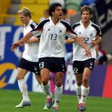 Anfang der 2000er erlebte die DFB-Truppe ein Auf und Ab. 2000 das desaströse Aus in der Vorrunde, 2002 ein Durchmarsch bis ins Finale. 2004 verabschiedete sich die Elf von Rudi Völler abermals in der EM-Gruppenphase. Für Michael Ballack (Mitte) und Co. war es zum Schreien. Immerhin die Farbe kehrte zurück auf das Dress des Nationalteams – wenn auch etwas versteckt, unter den Armen.