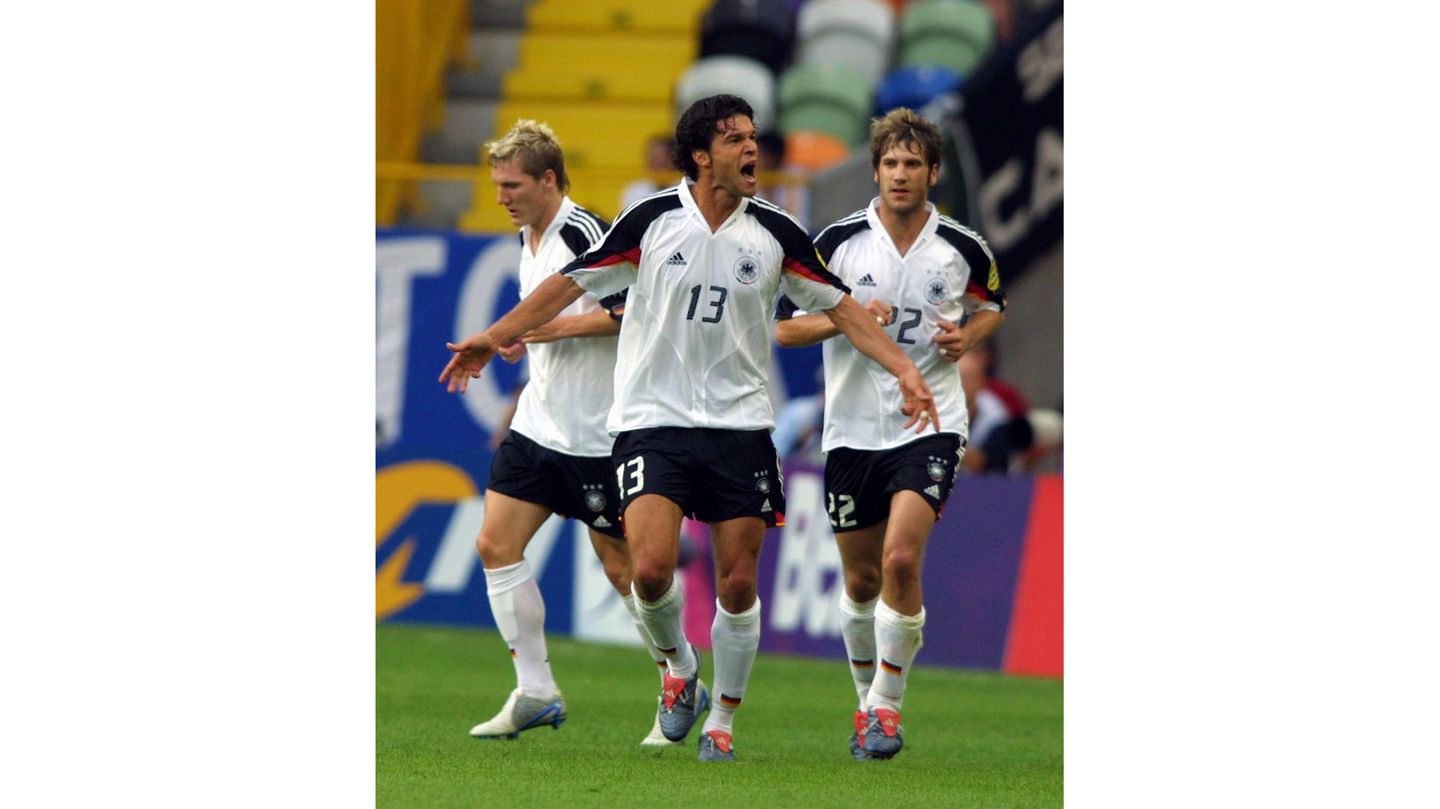 Die Farbe feierte ihr verstecktes Comeback Anfang der 2000er erlebte die DFB-Truppe ein Auf und Ab. 2000 das desaströse Aus in der Vorrunde, 2002 ein Durchmarsch bis ins Finale. 2004 verabschiedete sich die Elf von Rudi Völler abermals in der EM-Gruppenphase. Für Michael Ballack (Mitte) und Co. war es zum Schreien. Immerhin die Farbe kehrte zurück auf das Dress des Nationalteams – wenn auch etwas versteckt, unter den Armen.