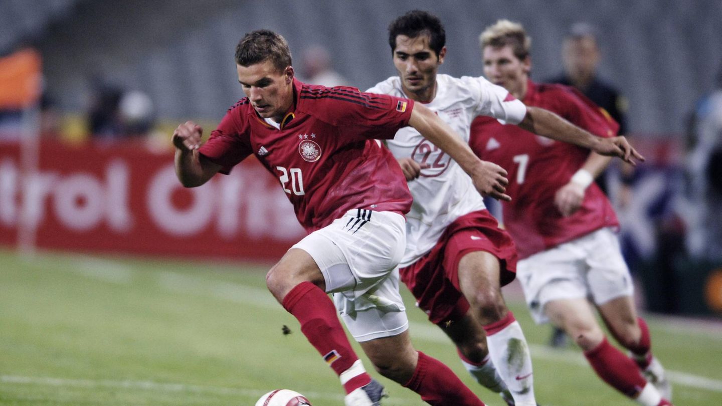 Bruch mit ewiger Tradition Nach dem Debakel 2004 wurde Jürgen Klinsmann Nationatrainer und stellte den DFB auf den Kopf. Auch die Trikots dieser Zeit waren eine Zäsur. Erstmals spielte die Deutsche Nationalmannschaft bei Auswärtsspielen in rot – nicht wie jahrzehntelang in grün. Lukas Podolski und Co. scheint es gut getan zu haben. Die Mannschaft holte 2005 den Confed Cup und feierte ein Jahr später das Sommermärchen bei der WM im eigenen Land.