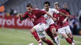 Nach dem Debakel 2004 wurde Jürgen Klinsmann Nationatrainer und stellte den DFB auf den Kopf. Auch die Trikots dieser Zeit waren eine Zäsur. Erstmals spielte die Deutsche Nationalmannschaft bei Auswärtsspielen in rot – nicht wie jahrzehntelang in grün. Lukas Podolski und Co. scheint es gut getan zu haben. Die Mannschaft holte 2005 den Confed Cup und feierte ein Jahr später das Sommermärchen bei der WM im eigenen Land.