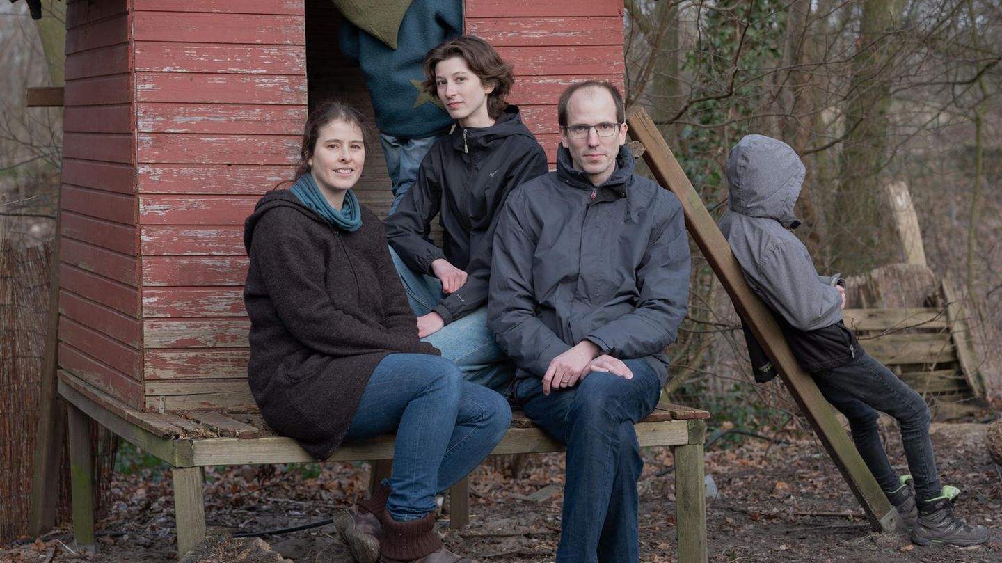 Familie Jacob vor einem kleinen roten Baumhaus Familie Jacob vor einem kleinen roten Baumhaus