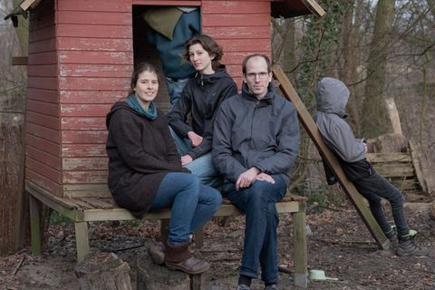 Familie Jacob vor einem kleinen roten Baumhaus