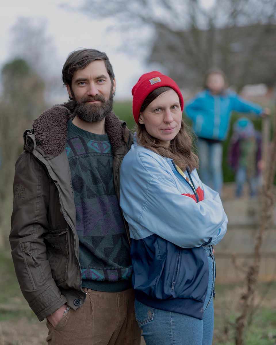 Maike und Simon Werle, Mitglieder bei der Letzten Generation, stehen druaßen, im Hintergrund die Kinder. Maike und Simon Werle, Mitglieder bei der Letzten Generation, stehen druaßen, im Hintergrund die Kinder.