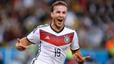 Nachdem die Trikots zwischen 2006 und 2013 wieder deutlich schlichter wurden, feierte die Farbe Rot zur WM 2014 in Brasilien ihr Comeback. Mario Götze schoss mit dem markanten Brustring im Finale gegen Argentinien das goldene Tor.