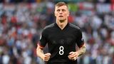 Bei der EM 2020, die wegen der Coronapandemie erst 2021 stattfand, trug die Nationalmannschaft ein einfarbiges Outfit: schwarzes Trikot, schwarze Hose, nur an den Ärmeln mit dezenten Akzenten der Nationalflagge. Die Leistungen waren ähnlich düster, man schied gegen England aus.