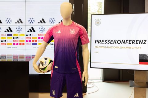 Für die EM 2024 haben die Designer noch einmal tief in die Farbkiste gegriffen. Während das Heimtrikot verhältnismäßig schlicht in schwarz-weiß mit schwarz-rot-goldenen Schulterteilen daherkommt, wird es beim Auswärtstrikot farbenfroh. Pink wie Barbie. Das liegt im Trend – aber liegt es auch den Spielern? Wir werden sehen.