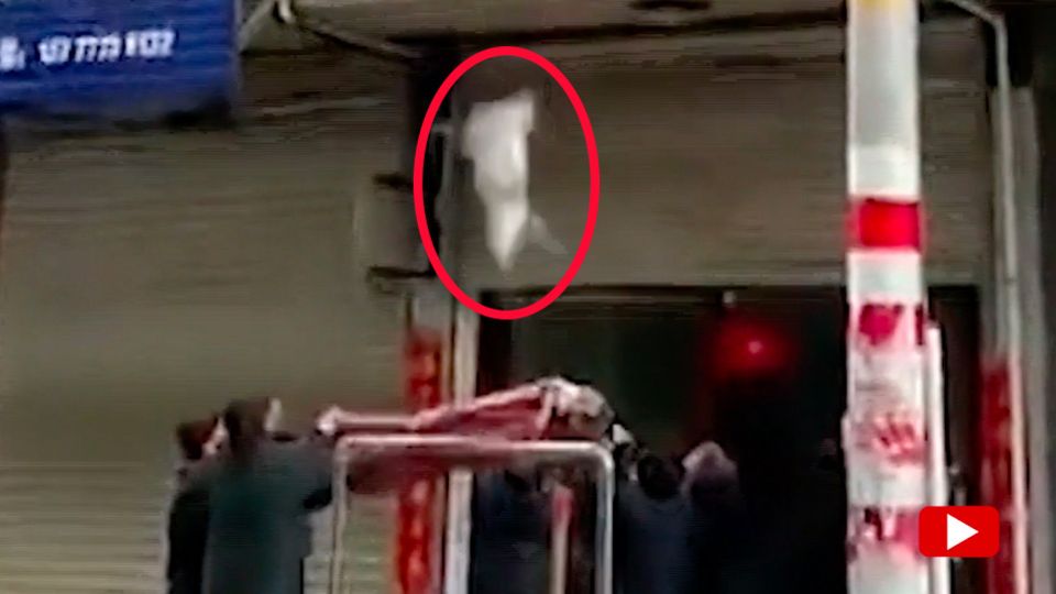 Baby fällt aus drittem Stock und wird von Passanten aufgefangen Baby fällt aus drittem Stock und wird von Passanten aufgefangen