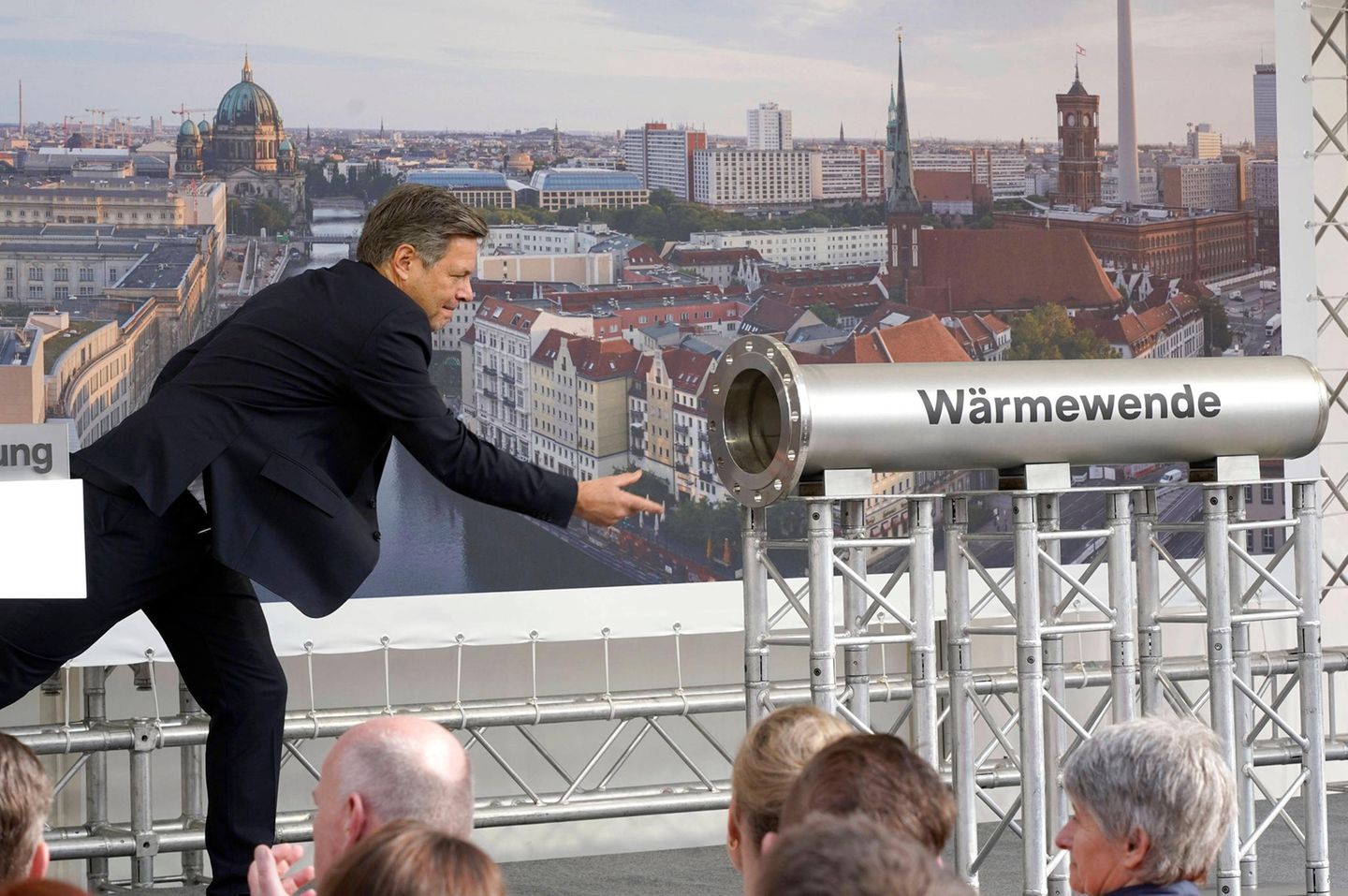 Robert Habeck neben Rohr mit Aufschrift Wärmewende