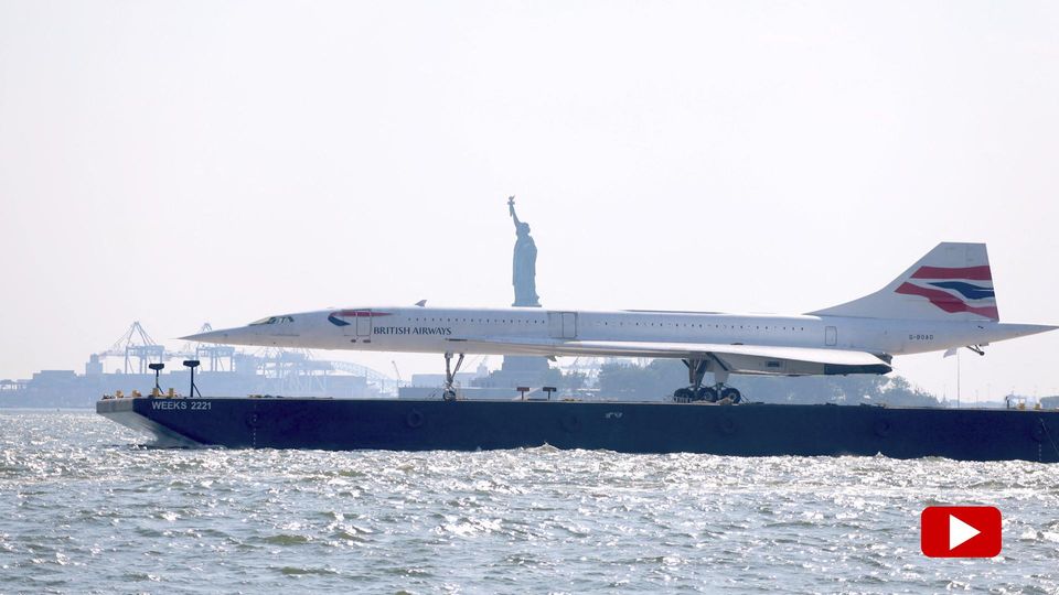 Die letzte Reise der Concorde - Überschall-Flugzeug kehrt in Museum zurück Eine Concorde wird auf einem Schiff auf einem Fluss vor der Freiheitsstatue transportiert