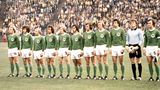Das klassische Heimtrikot der Deutschen Mannschaft ist in schwarz-weiß gehalten, der Auswärtsdress indes traditionell grün, samt weißer Hose. Bei der WM 1974 trat das Nationalteam (trotz Heimrecht) auch in den Ausweichfarben an.