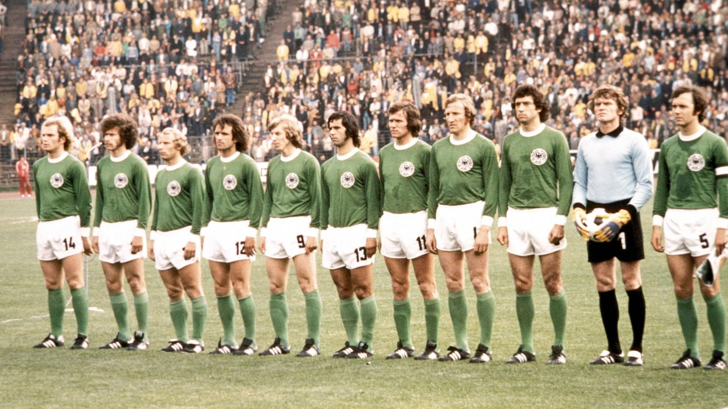 Das klassische Heimtrikot der Deutschen Mannschaft ist in schwarz-weiß gehalten, der Auswärtsdress indes traditionell grün, samt weißer Hose. Bei der WM 1974 trat das Nationalteam (trotz Heimrecht) auch in den Ausweichfarben an.