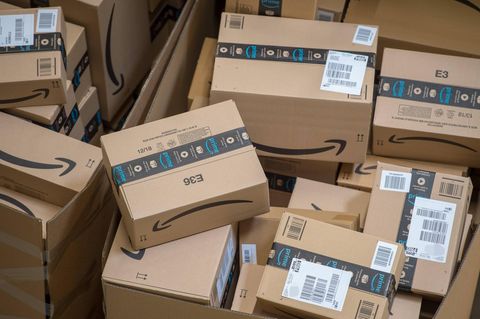 Amazon-Pakete stapeln sich in einem Lagerhaus