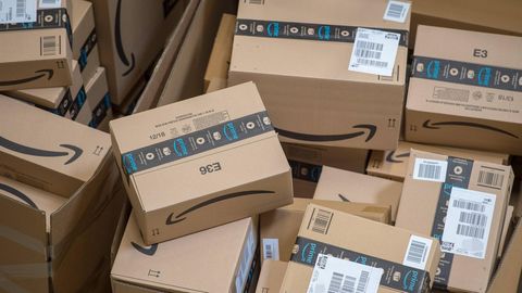 Amazon-Pakete stapeln sich in einem Lagerhaus