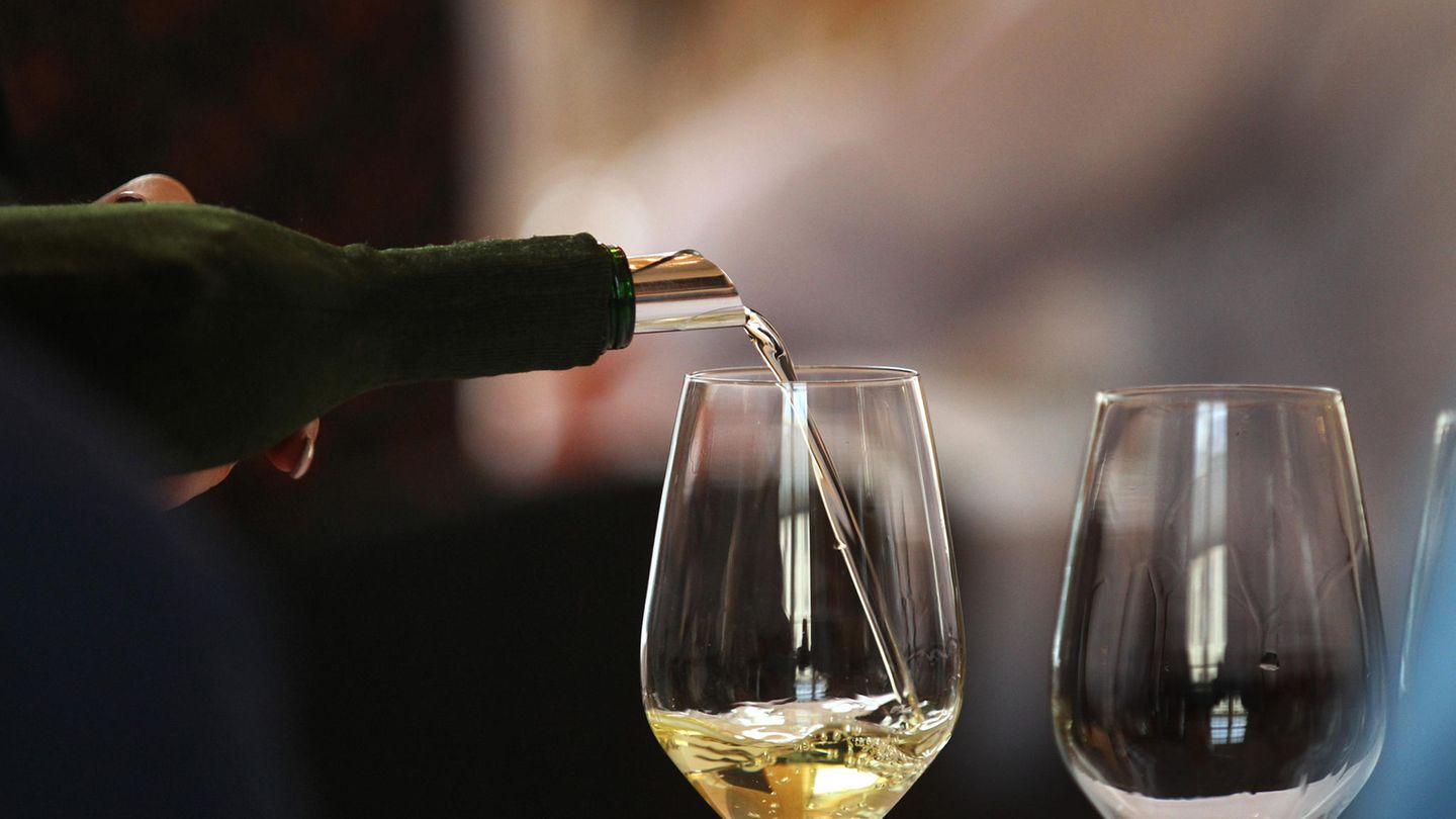 Wine sales historically poor – winemakers make radical proposal