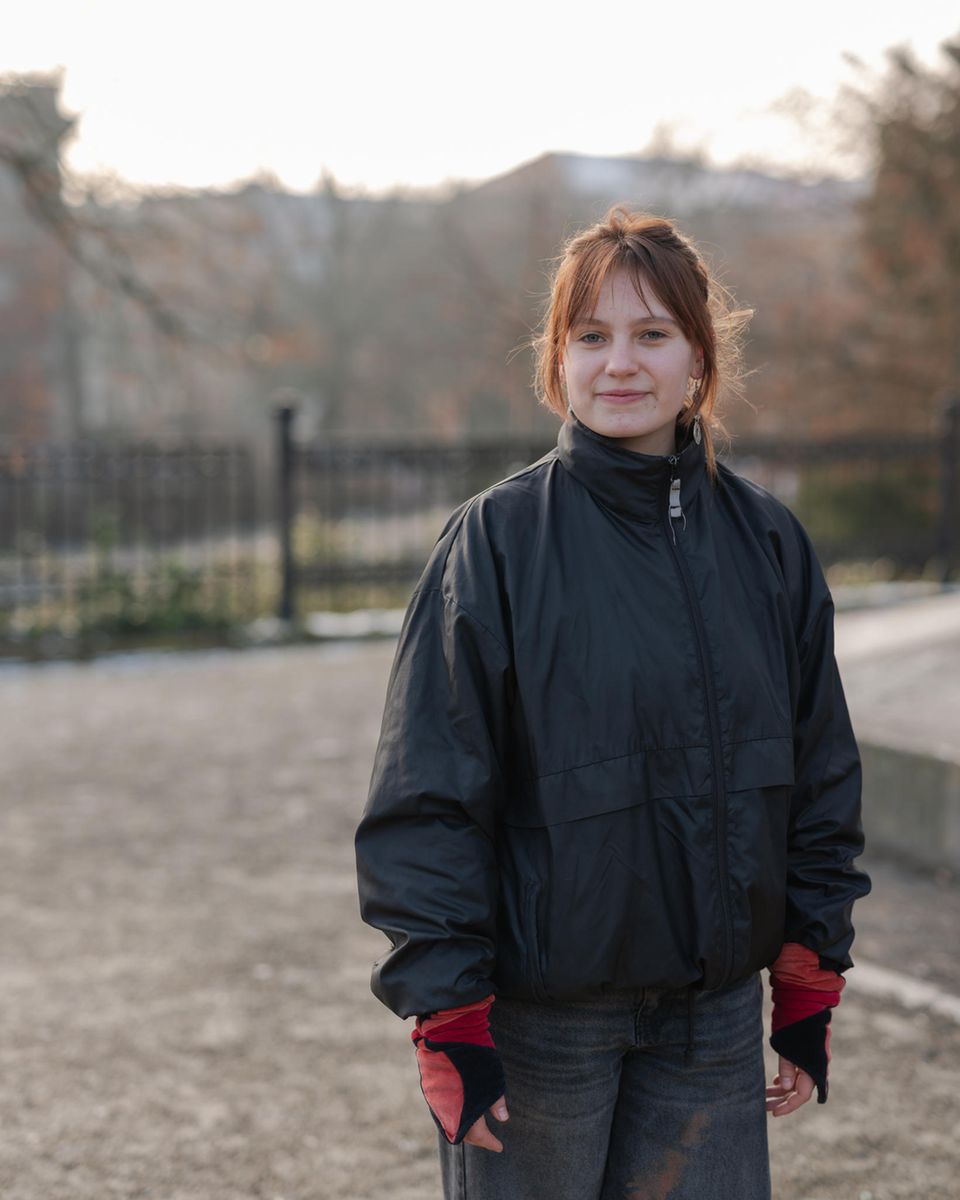 Jördis Schinköthe in einer Jacke im Stadtpark. Jördis Schinköthe in einer Jacke im Stadtpark.