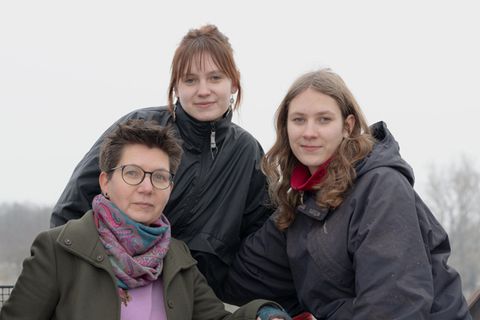Solvig Schinköthe (links, mit Brille) mit Töchtern Jördis (Mitte, oben) und Lina Schinköthe (rechts)