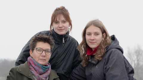 Solvig Schinköthe (links, mit Brille) mit Töchtern Jördis (Mitte, oben) und Lina Schinköthe (rechts)