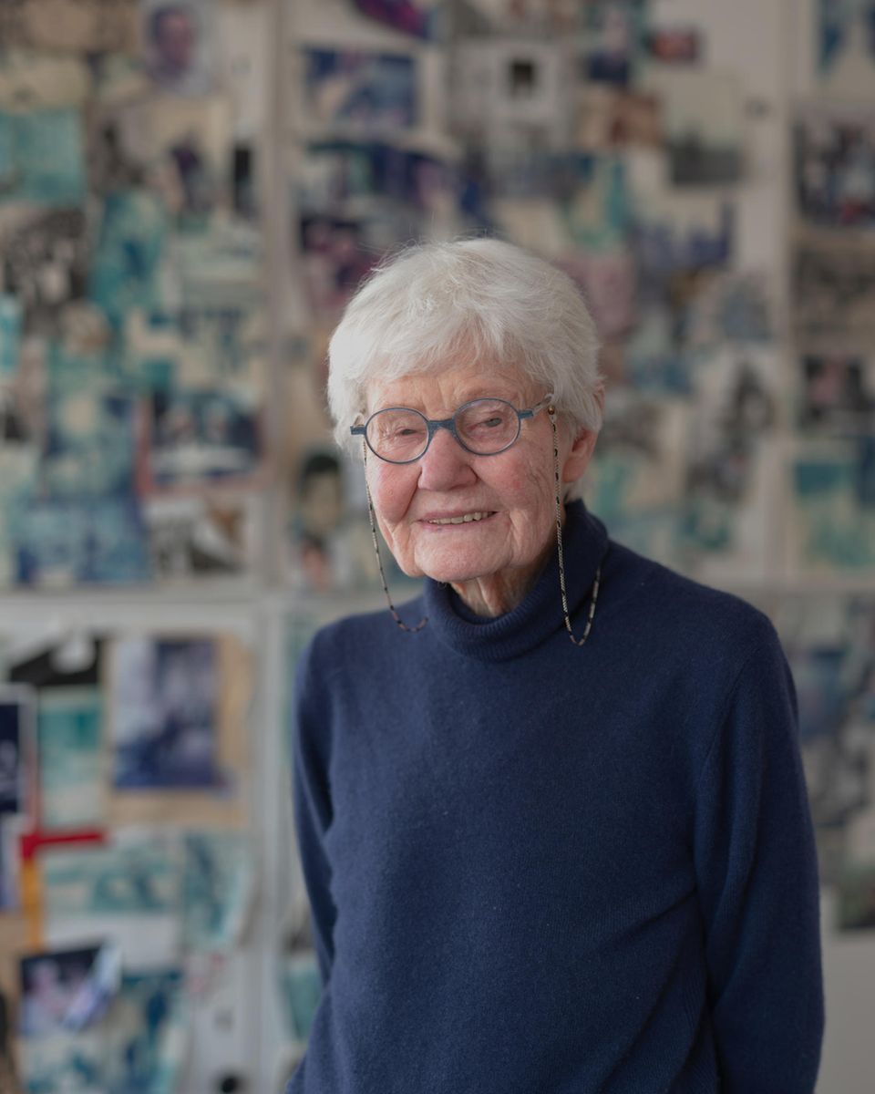 Jutta Heusinger, Mitglied der Letzten Generation, in einem bunten Raum Jutta Heusinger, Mitglied der Letzten Generation, in einem bunten Raum