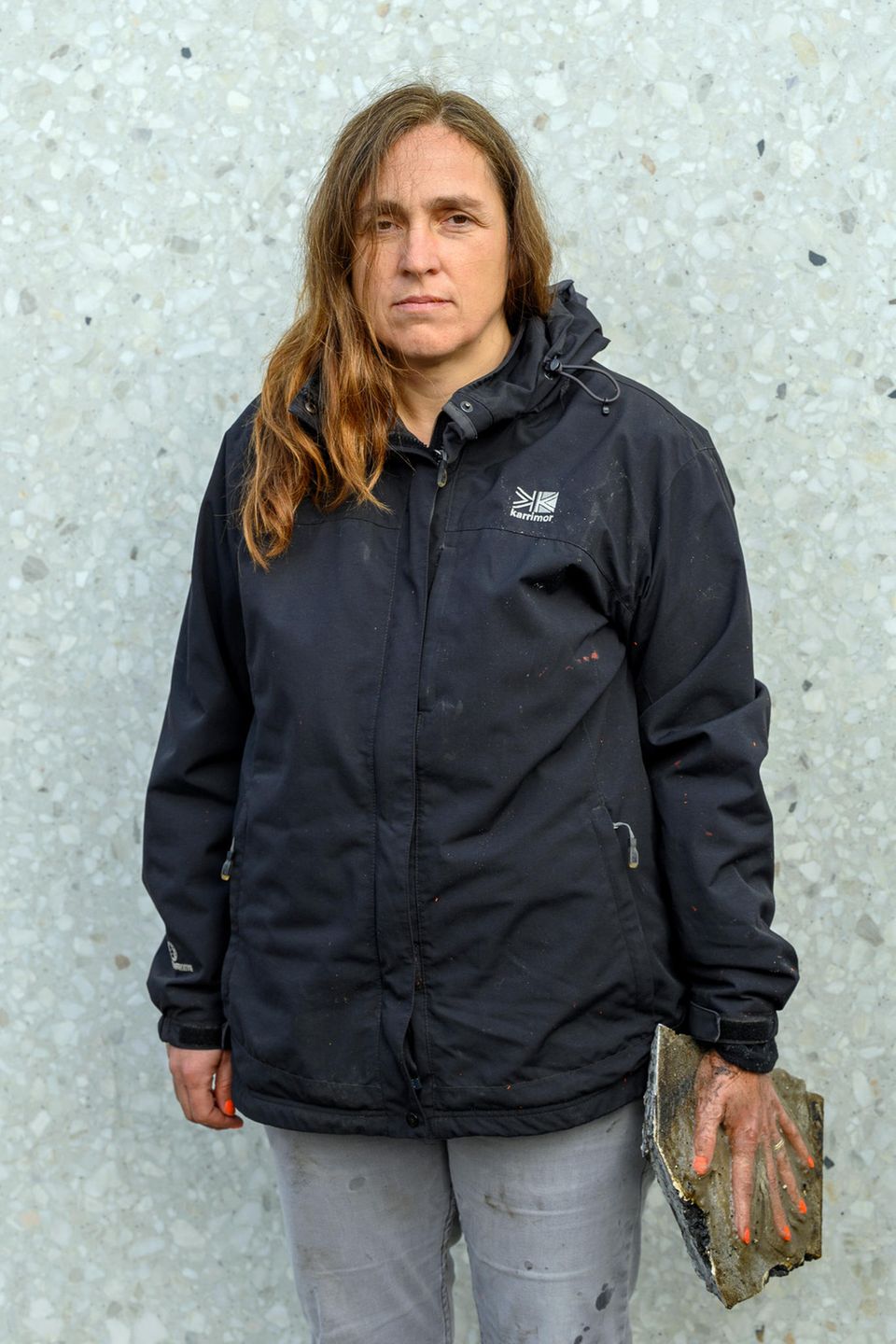 Judith Beadle mit aus dem Asphalt gesaegter Hand in Sand-Kleber-Gemisch nach der Blockade des Potsdamer Platzes Judith Beadle mit aus dem Asphalt gesaegter Hand in Sand-Kleber-Gemisch nach der Blockade des Potsdamer Platzes