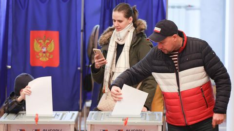 Versenkt: Menschen werfen ihre Stimmzettel in die durchsichtigen Wahlurnen in St. Petersburg