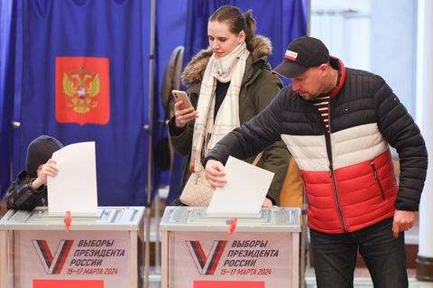 Versenkt: Menschen werfen ihre Stimmzettel in die durchsichtigen Wahlurnen in St. Petersburg