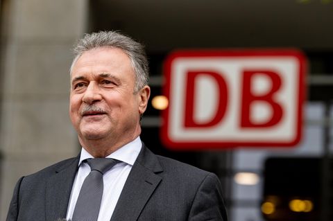 GDL-Chef Claus Weselsky vor einem Bahn-Logo Bahnstreik
