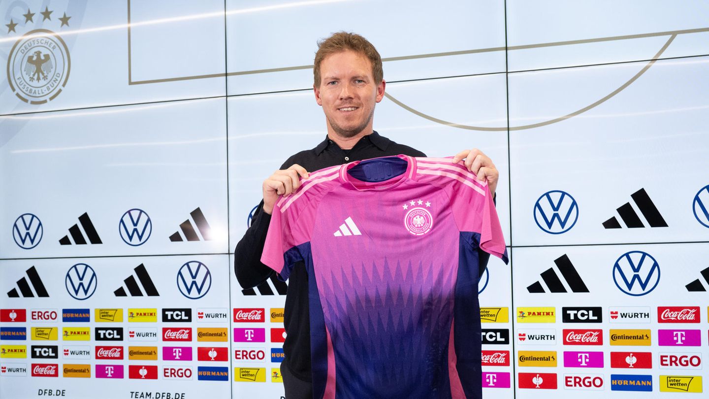 Nationaltrikot: Farbflash: Bundestrainer Julian Nagelsmann präsentiert das neue Auswärtstrikot der deutschen Fußball-Nationalmannschaft Farbflash: Bundestrainer Julian Nagelsmann präsentiert das neue Auswärtstrikot der deutschen Fußball-Nationalmannschaft