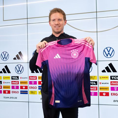 Farbflash: Bundestrainer Julian Nagelsmann präsentiert das neue Auswärtstrikot der deutschen Fußball-Nationalmannschaft