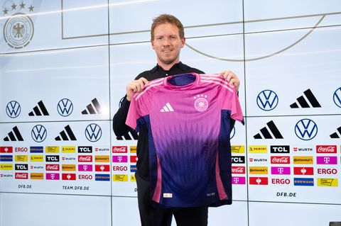 Farbflash: Bundestrainer Julian Nagelsmann präsentiert das neue Auswärtstrikot der deutschen Fußball-Nationalmannschaft