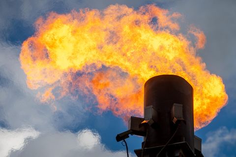 In einer mobilen Fackelanlage wird Gas abgebrannt – und massiv CO2 freigesetzt